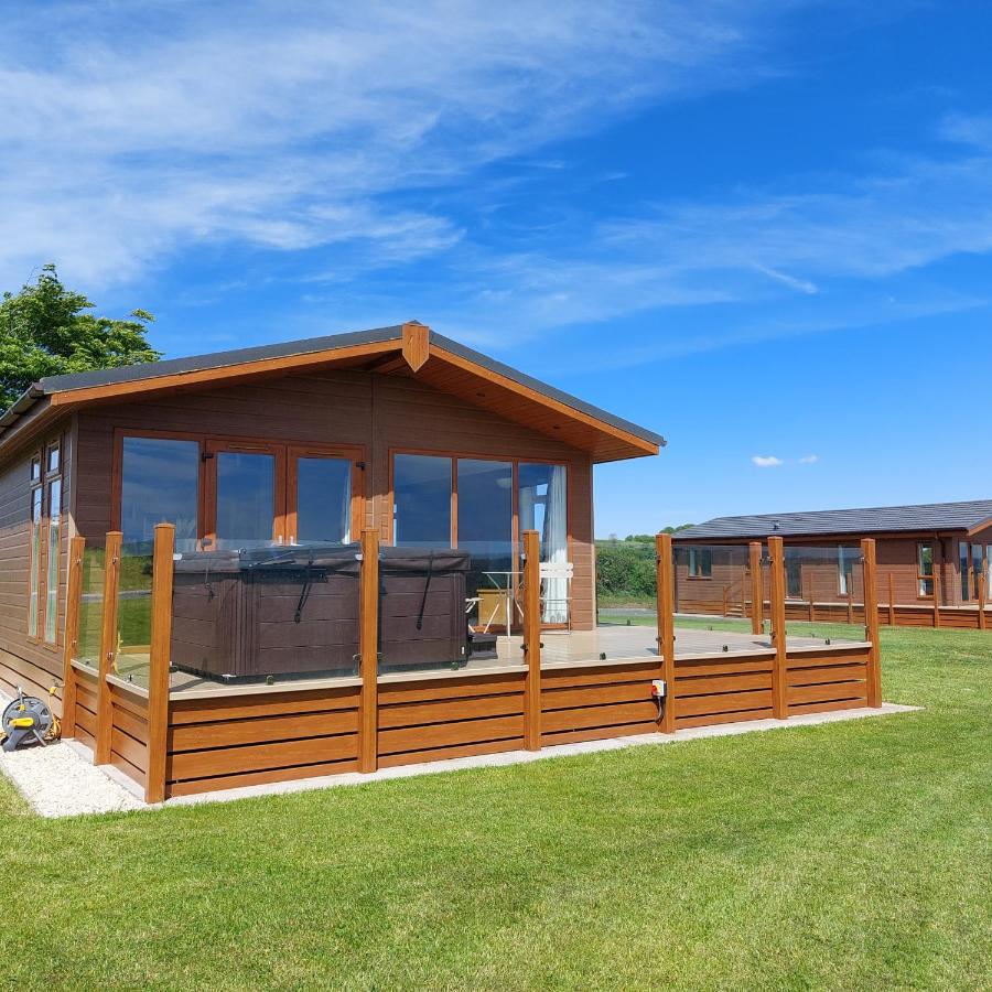 Luxury Family Beechwood Lodge With Hot Tub Lochwinnoch Exterior photo