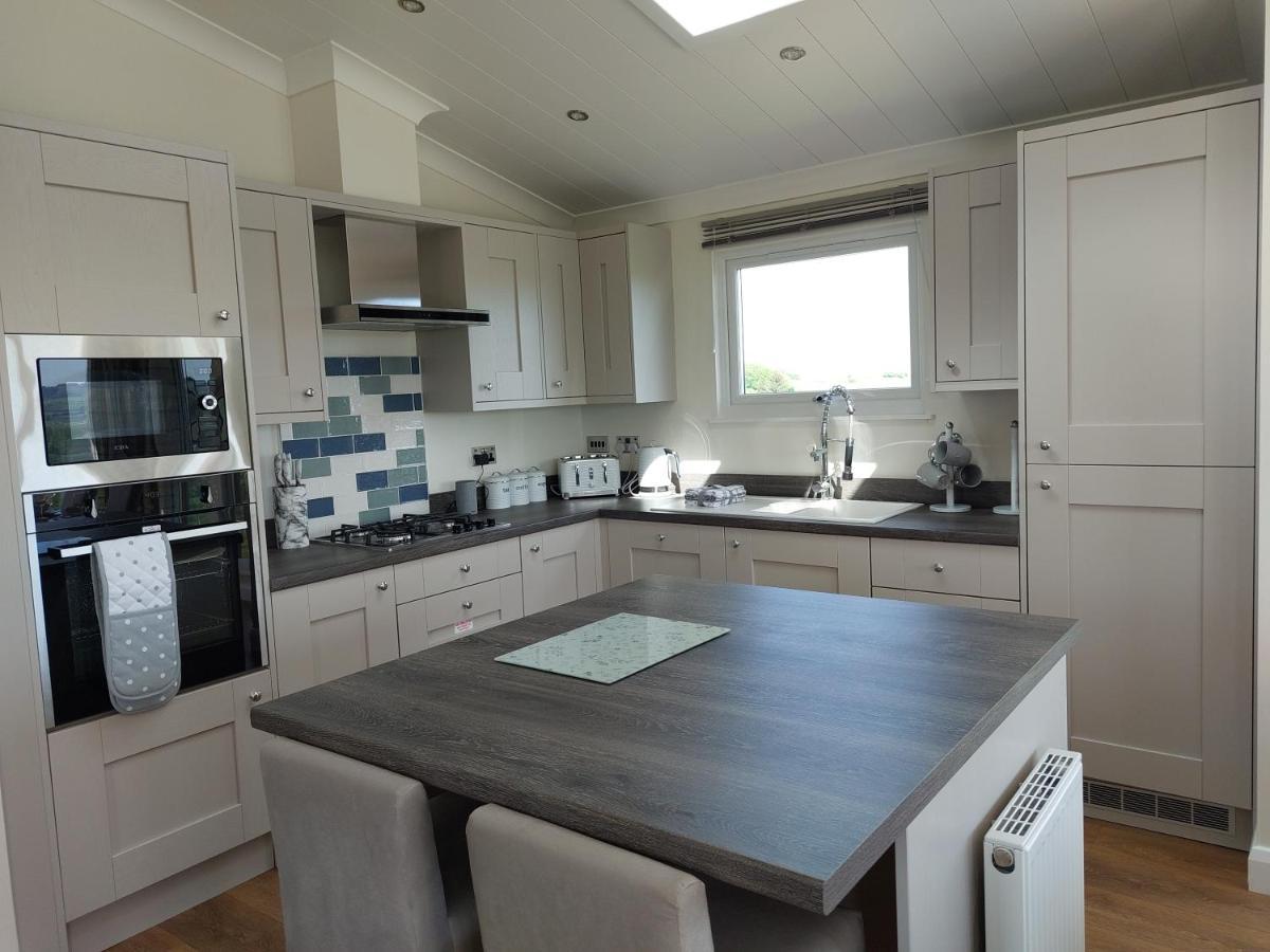 Luxury Family Beechwood Lodge With Hot Tub Lochwinnoch Exterior photo