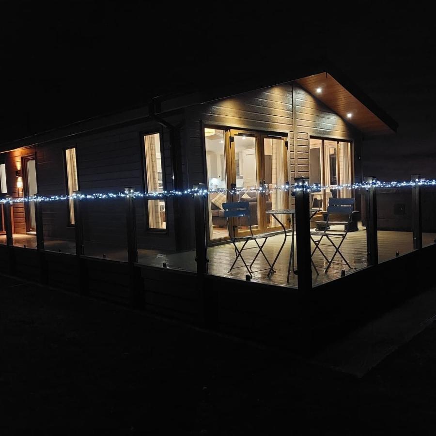 Luxury Family Beechwood Lodge With Hot Tub Lochwinnoch Exterior photo