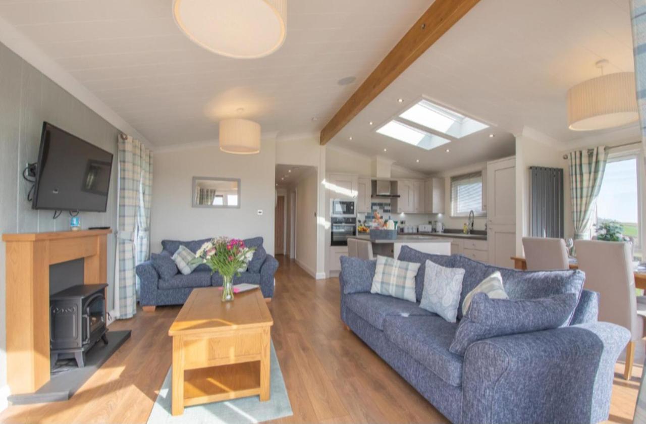 Luxury Family Beechwood Lodge With Hot Tub Lochwinnoch Exterior photo