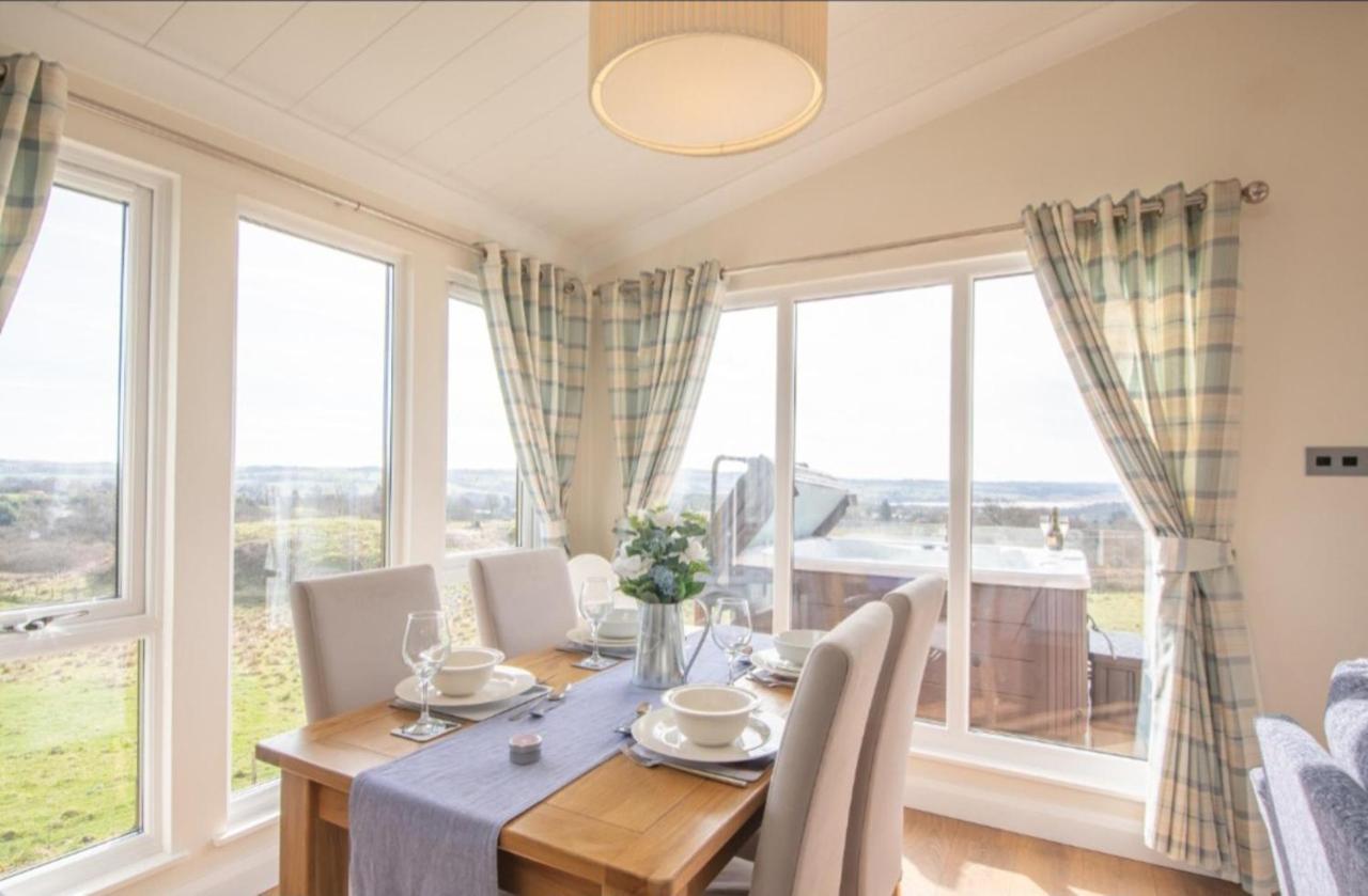 Luxury Family Beechwood Lodge With Hot Tub Lochwinnoch Exterior photo