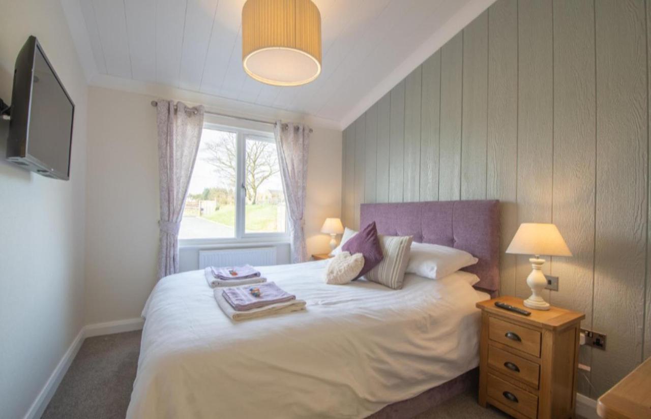 Luxury Family Beechwood Lodge With Hot Tub Lochwinnoch Exterior photo