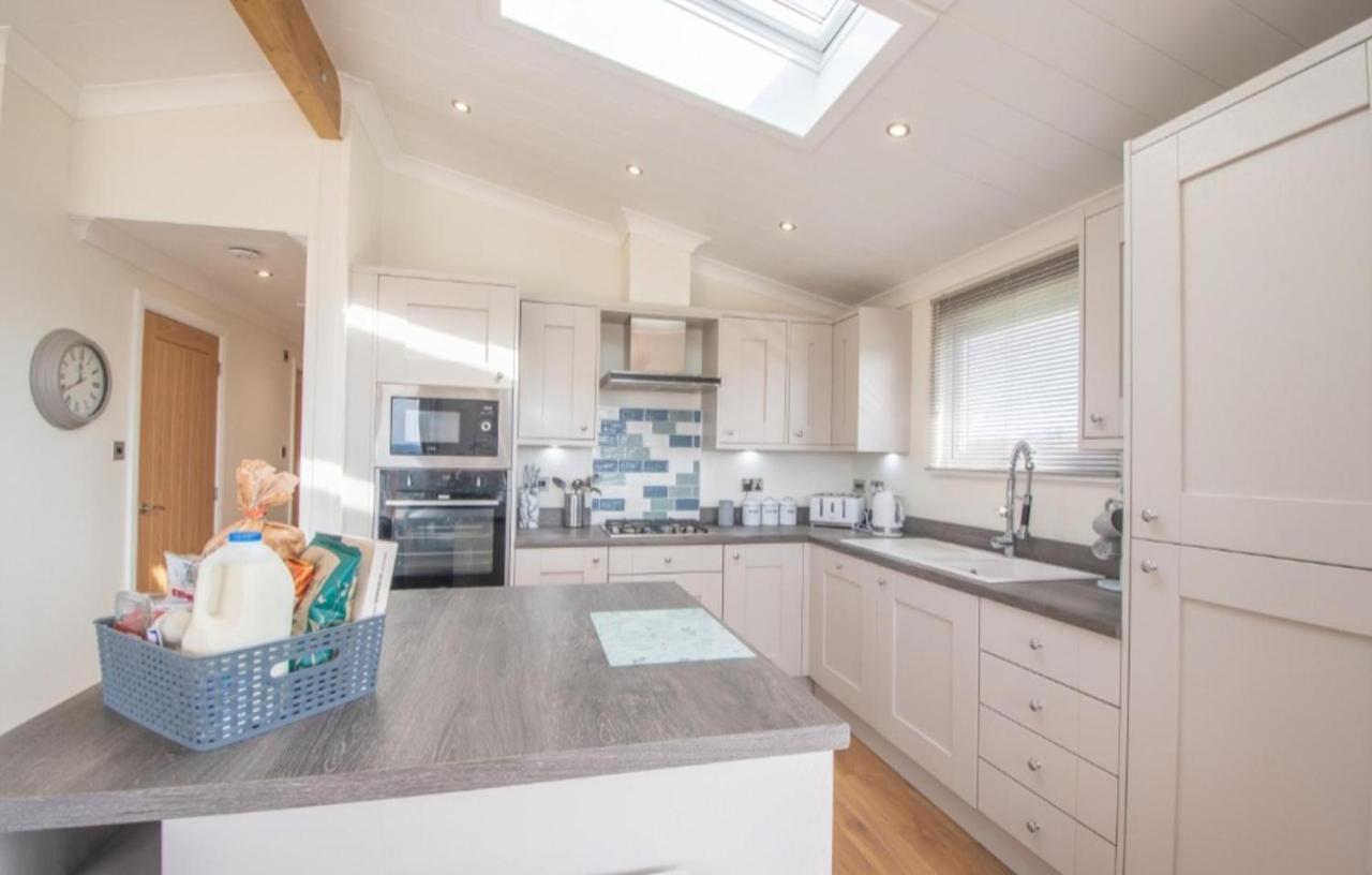Luxury Family Beechwood Lodge With Hot Tub Lochwinnoch Exterior photo